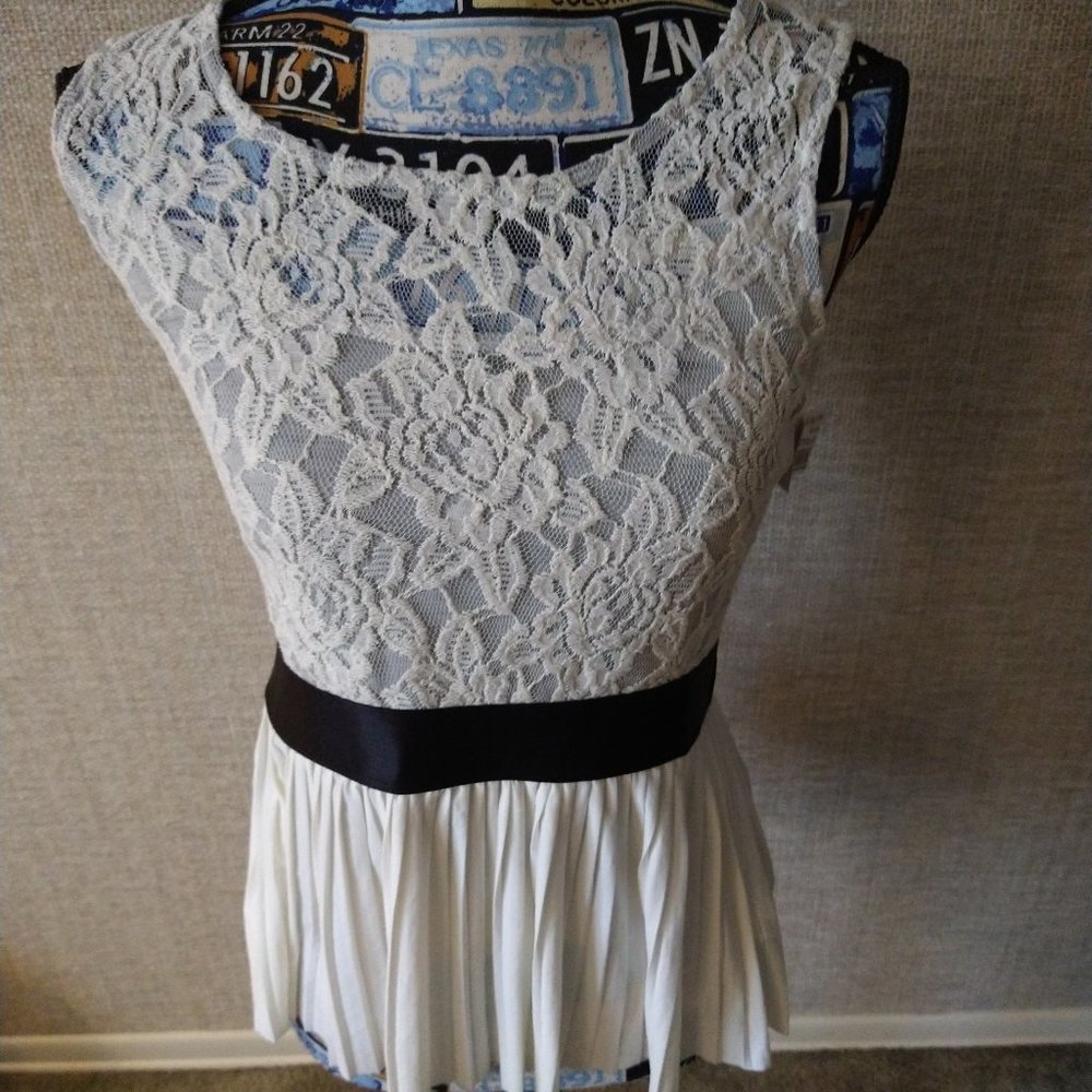 BNWT - XHILARATION - BEAUTIFUL WHITE LACE/PLEATED SHIRT WITH BLACK ACCENT - SZ M